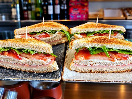 Sándwiches del bar, hechos en la barra