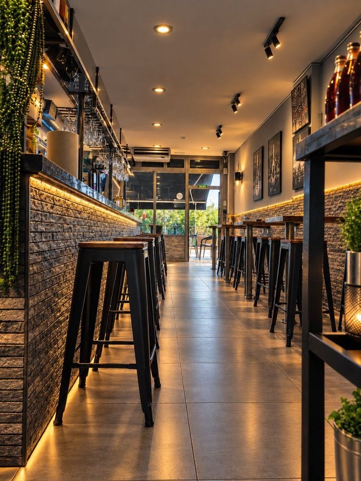 Paso interior del bar, con la barra a un lado